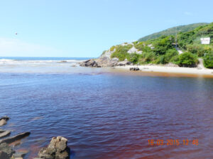Foz do Rio Quinca Antonio. Foi com o nível de água um pouco mais elevado que fizemos a travessia a pé. Observe a escada que utilizamos para chegarmos à Pr. do Matadeiro quando o rio estava ainda seco.