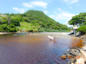 Mesmo escolhendo caminhos mais rasos acabei me atolando e me desequilibrando. Não fosse a ajuda de meu amigo, teria repetido a façanha de um amigo que acabou caindo com roupa e óculos dentro d'água. Molhou documentos, dinheiro e tudo que havia no bolso.