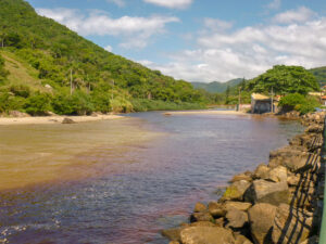 Rio Quinca Antonio. Nas pedras, a sombra da proteção da passarela que acessa a Ponta das Campanhas.