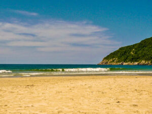 À direita, a Ponta do Quebra Remo.