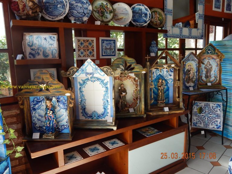 Suas obras nos remetem, imediatamente, a Portugal, 