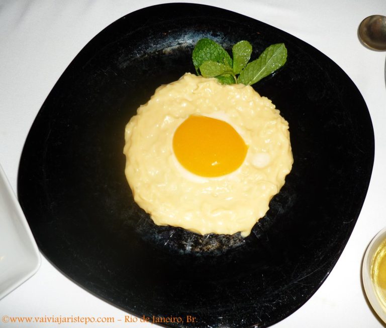 Uhn Ehggi. Cocada mole com falsa gema de doce de maracujá. "Vista Aérea".