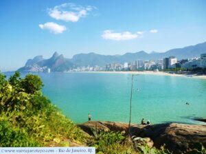 Praia de Ipanema, Morro Dois Irmãos e Pedra da Gávea vistos da Pedra do Arpoador.