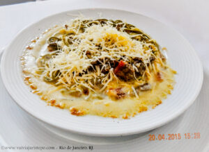 Paglia e Fieno Al Modo Mio. Outra porção bem serv ida pelo D.O.C. Ristorante.