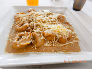 Agnolotti d'Agnello, um prato originário da região do Piemonte. É recheado com carne de cordeiro desfiada.