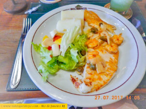 Filé de linguado grelhado muito bem acompanhado pela salada Belmonte. Este é um dos pratos saborosos oferecidos no menu do Boteco Belmonte de Copacabana.