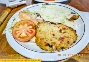 tilápia grelhada ao molho de alho poró, saladinha, e batata rosti super crocante.