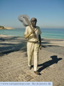 Estátua do cantor e compositor TOM JOBIM, inaugurada em 08 de dezembro de 2014 no Arpoador.