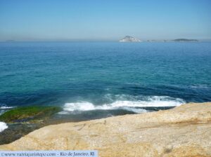 Apesar de o paredão branco da Ilha Cagarra estar afastado das praias do Arpoador, Ipanema e Leblon em 5 km, é visível a olho nu.