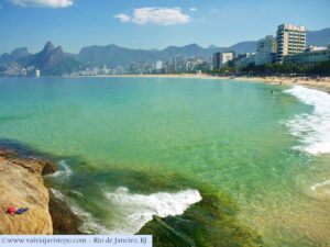 Cristalinidade e tranquilidade nas águas do Arpoador e Ipanema.