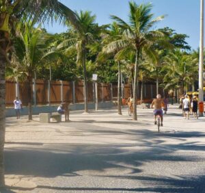 Calçadão do Arpoador. À esquerda, as grades do Parque Garota de Ipanema. O acesso a este parque dá-se por duas entradas: uma delas aparece discretamente nesta foto. A outra é pela rua Francisco Otaviano.