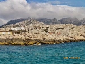 Na saída do Vieux Port o barco começou a balançar muito devido ao mar agitado. E daí, o inevitável aconteceu: alguns não suportaram e passaram mal.