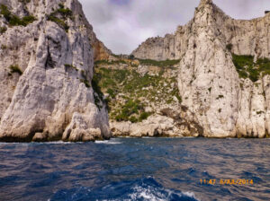 Vinte quilômetros de paredões ricos em calcáreo protegem o litoral de Marseille a Cassis.