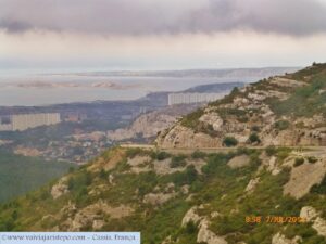 Calanques de um lado e Mediterrâneo do outro - paisagens constantes no Passe Gineste.