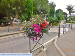 Cidade limpa, bonita, florida, dotada de bons restaurantes e comércio apreciável.