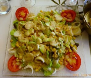 Salada de abacate com palmito, tomate, alface e milho verde.