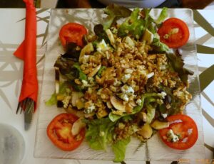 Alface, champignon, tomate, nozes, e aquele pãozinho tentador para acompanhar.