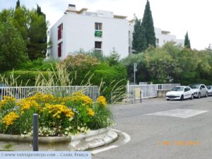 Minha alegria foi imensa ao ver a bandeira do Brasil pendurada em uma janela de Cassis. Seria um morador brasileiro ou um fã do futebol brazuca?