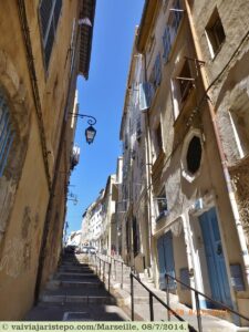 Montée des Accoules. Por aqui adentramos o bairro Le Panier.