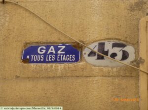 Neste prédio, um aviso de suma importância: "gaz em todos os andares."