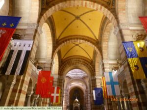 Interior da Catedral de La Maior. Na foto abaixo, mostro detalhes do piso trabalhado em mosaico.[/