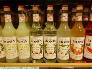 Fiquei curiosa em saber que gosto tem e acabei me arrependendo por não ter comprado uma garrafa. Seria doce demais? Teria gosto de caldo de cana ou não? Com essa transparência toda...