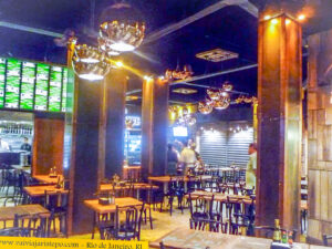 Antonio Rodrigues nos concedeu ingresso antecipado a fim de que fotografasse o ainda novo ambiente. Um painel executado com copos e garrafas verdes é o que mais chama atenção.Este é o novo visual do Boteco Belmonte de Copacabana.