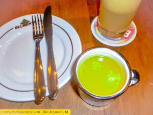 Um Caldinho de siri abriu os trabalhos e estava delicioso. Lançamento do Boteco Belmonte de Copacabana no dia da inauguração.