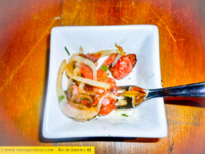 Linguiça acebolada. A porção era muito maior do que aparece na foto. Todas as porções servidas pelo Boteco Belmonte de Copacabana são fartas.