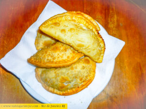 Pastéis recheadíssimos de carne e outros com frango e catupiri. Fartra de recheio é a ordem do Boteco Belmonte de Copacabana.
