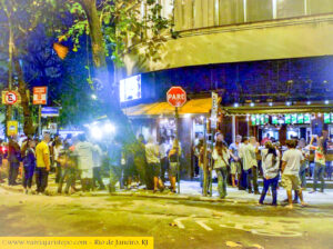 Noite movimentada na Bolívar. A turma que se vê na foto não coube no salão.