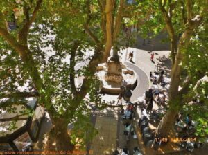 Nesta praça, às terças, quintas e sábados, há uma feira de flores maravilhosa. La Cure Gourmande fica bem embaixo, já comentado, e há restaurantes e Cafés.