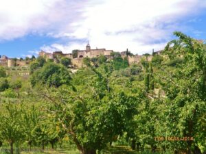 Ménerbes se delineando à distância.