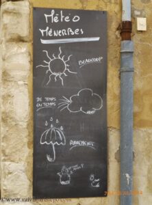 Serviço público de meteorologia. Mais original, impossível. Meteorologia Ménerbes: TEMPO BOM, o Sol. DE TEMPOS EM TEMPOS, a nuvem soprando - vento. RARAMENTE, o guarda-chuva aberto. O BONECO DE NEVE - E eu?