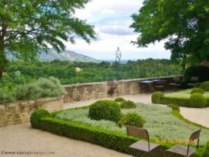 Para se chegar ao jardim, de onde também se vislumbra bela paisagem, é preciso visitar a maison.