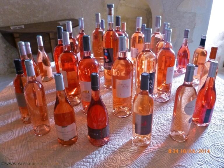 Sobre a mesa, uma amostra dos diversos tons do rosé: Pêssego é o mais claro de todos, seguido pelo Pomelo. Logo depois vêm os mais "amarelados": Melão, o mais clarinho, e Manga, o mais acentuado. Por último vêm os tons mais fortes, mais avermelhados: tangerina e groselha, muito parecidos.