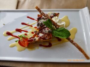 Restaurante excelente onde almoçamos em Ménerbes. Atendimento simpático, ambiente acolhedor e comida saborosa.