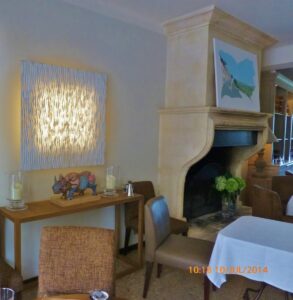 O restaurante continua do outro lado da rua. Preocupação com chuva? Nenhuma! Afinal, são 360 dias de sol na Provence; esqueceu?