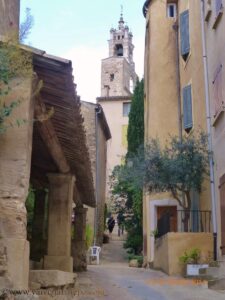 Em Cucuron, uma perspectiva do relógio da famosa praça.