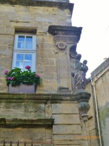 Imagens de santos eram colocadas nos ângulos dos prédios a título de proteção.