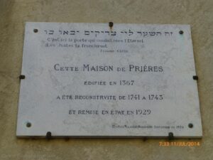 Também testemunha essa época a sinagoga mais antiga da França - século XIV - situada na Place Maurice Charretier, (84200 Carpentras, França +33 4 90 63 39 97).A cidade é ainda lembrada pela história de uma fonte da qual falarei mais adiante. A bem da verdade, a construção desse prédio data de 1741/43 e conserva algumas partes da sinagoga que existiu naquele mesmo lugar. Esta sim, datada do século XIV. Segundo pesquisas, o atual edifício foi restaurado em 1930, 1953 e 1959.