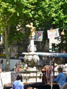 A escultura perde-se entre as barracas em dias de feira.