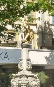 Detalhes do anjo que dá nome à fonte.