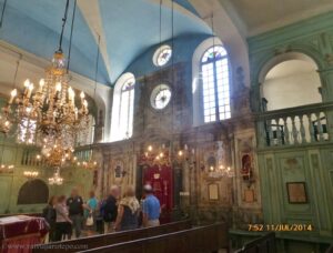 Mulheres ocupam o mezanino durante o período de orações. Tal costume prende-se ao radicalismo do judaísmo ortodoxo em que homens não oram no mesmo local em que as mulheres.