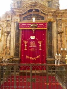 Nas sinagogas há um lugar especial onde guardam a Torá em um armário ornamentado chamado Arca Sagrada. Em hebraico, chama-se Aron HaCodesh.