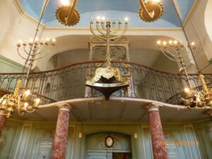 Acesso ao lugar destinado às mulheres para fazerem suas orações na sinagoga.