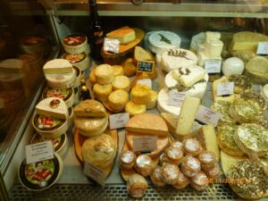 Isto sim, podemos chamar de queijaria! Além da variedade de queijos, as apresentações eram ricas em detalhes; e conforme você pode ver nas fotos, alguns queijos parecem docinhos de festa.