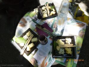 Nossa degustação de vinhos aconteceu na rua, em frente à queijaria, à sombra de árvores e ouvindo canto de pássaros.