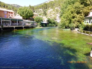 Bons restaurantes margeiam determinado trecho do rio. 