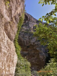 Penhasco em cuja base nasce do Rio Sorgue.